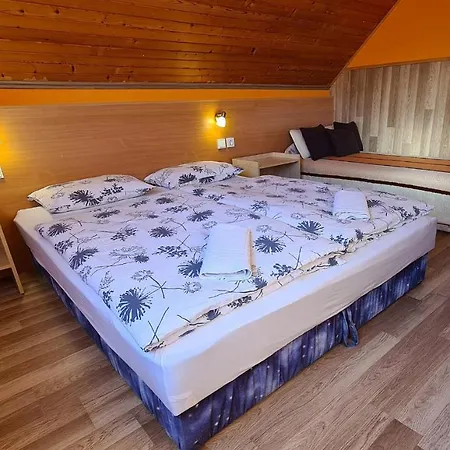 Hajas Familia Kiado Szobak 民宿 Balatonmáriafürdő